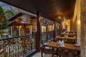 ALFRESCOGURNEYHOUSE_1_xoj7qi