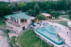manu-maharani-infiniti-pool-wide-shot-aerial_processed_by_imagy